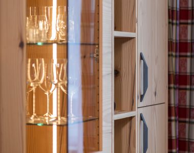 Hübsche Glasvitrine mit Beleuchtung