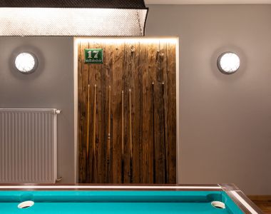 Billiard Raum mit Wandverkleidung