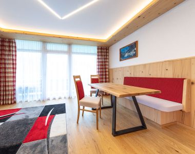 Sitzecke mit stylischem Holztisch