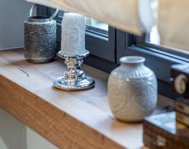 Fensterbank mit Dekorationen
